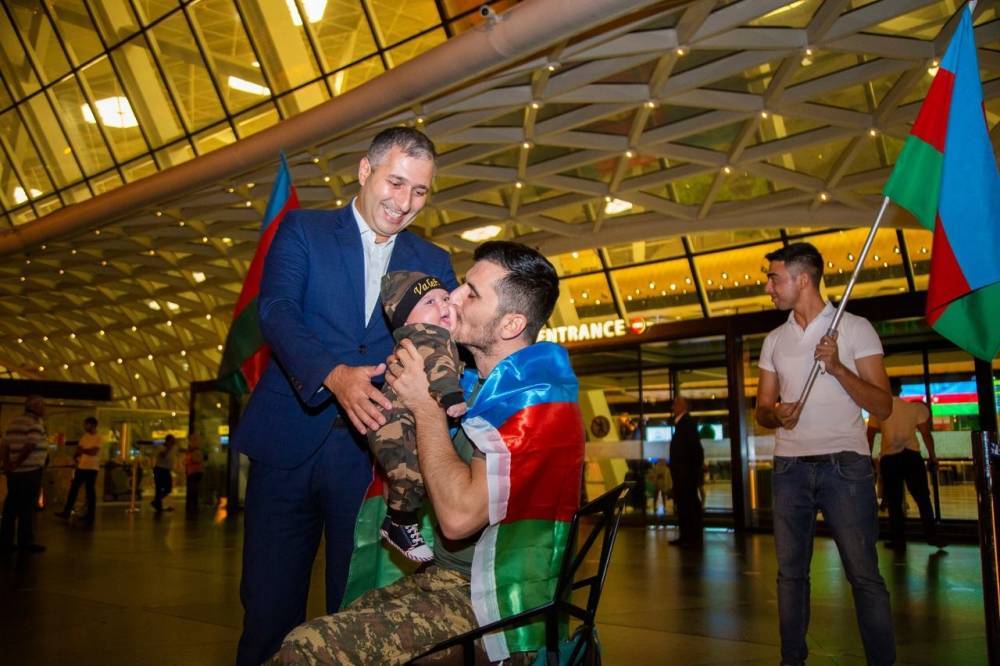 Очередная группа азербайджанских военнослужащих вернулась на родину после лечения в Турции (ФОТО)