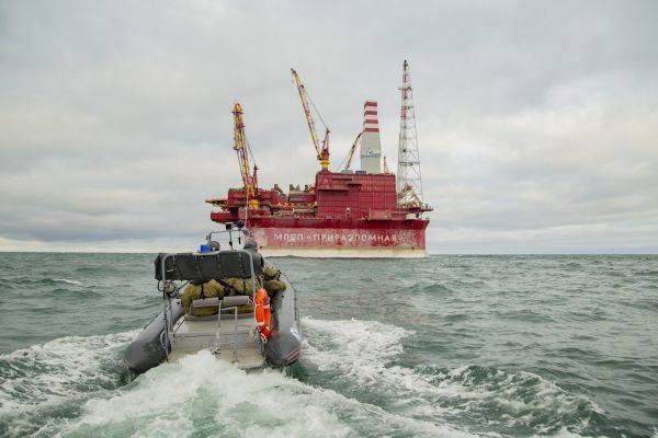 Северный флот отрабатывает задачи по защите экономической деятельности России
