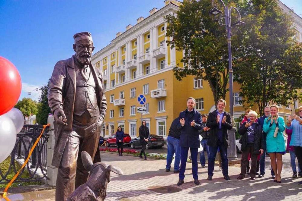 На Верхневолжской набережной установили скульптуру профессора Преображенского