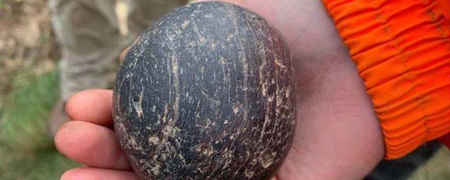 Два необычных каменных шара найдены в гробнице на Оркнейских островах