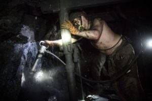 В шахте на Донбассе оборвался трос: погибли 9 горняков