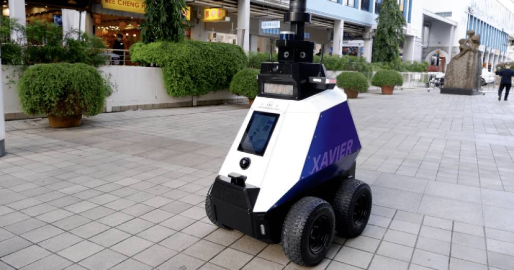 Ни покурить, ни пообщаться: "умные" роботы начали следить за порядком в Сингапуре