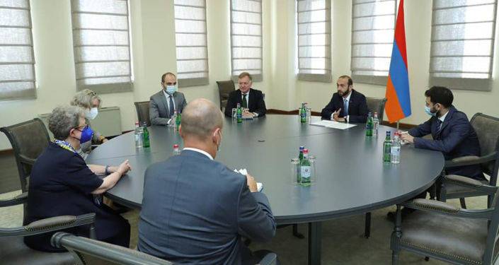 Арарат Мирзоян и глава делегации ЕС обсудили гуманитарные вопросы в Карабахе