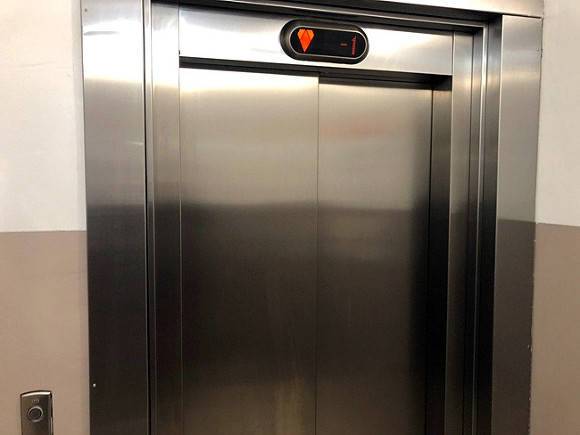 В подмосковном ЖК девушка чуть не погибла во «взбесившемся» лифте