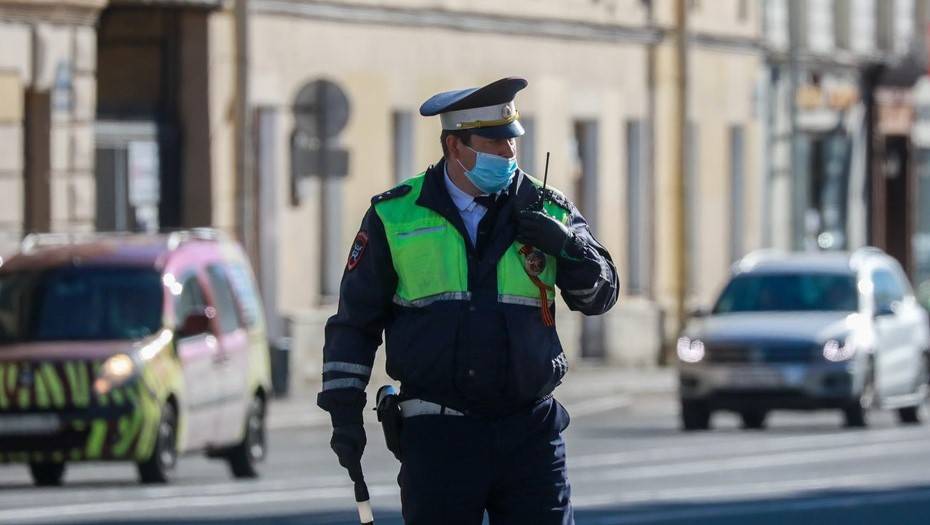 Полиция Петербурга ищет водителя Infiniti, посадившего за руль ребёнка