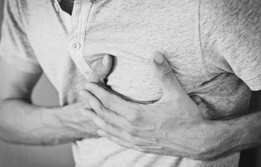 Кардиолог рассказал о каких болезнях говорит боль в груди