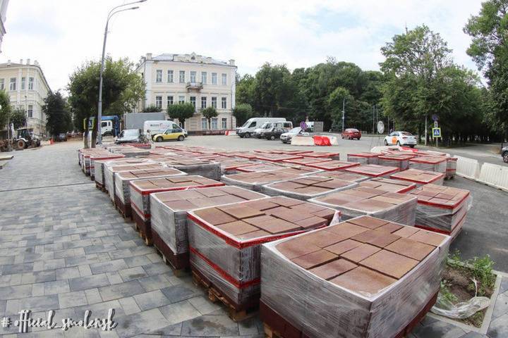 В Смоленске на улице Ленина рабочие уложили плитку на тротуарах