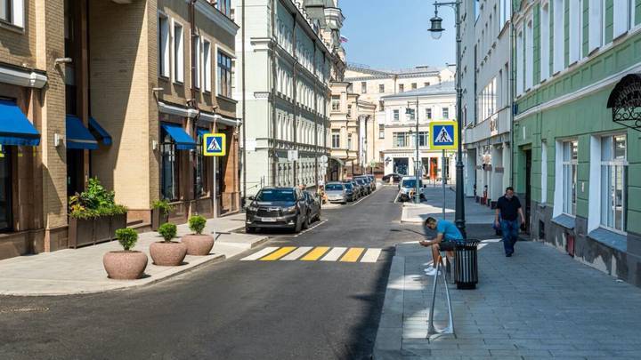 Благоустройство нового пешеходного маршрута завершилось в Дмитровском переулке