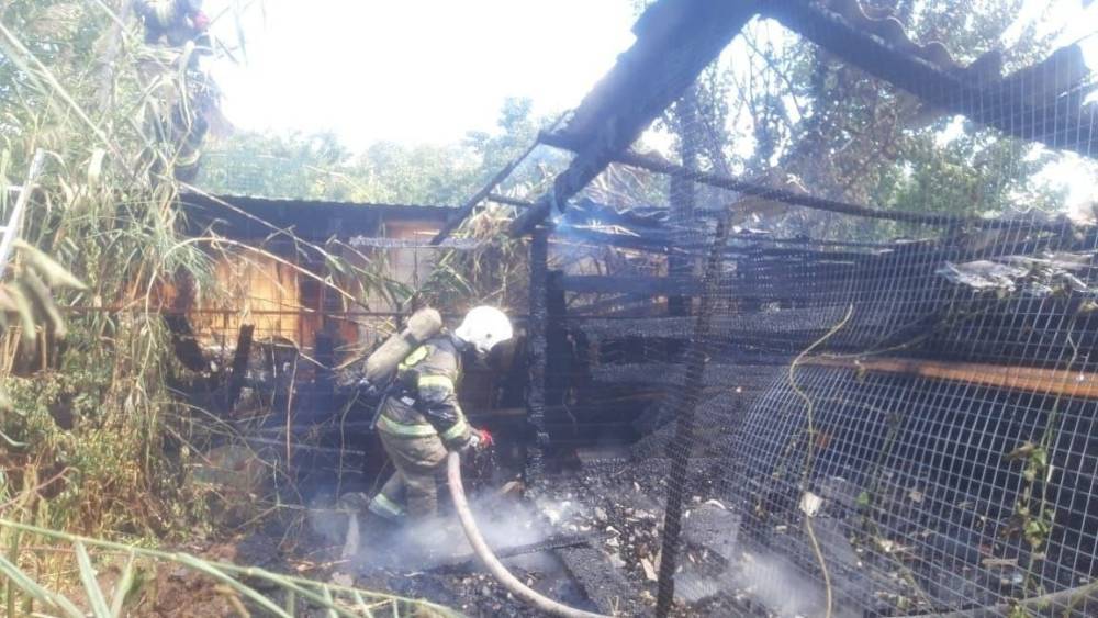 В Ленинском районе Астрахани сгорели жилой дом и хозпостройка
