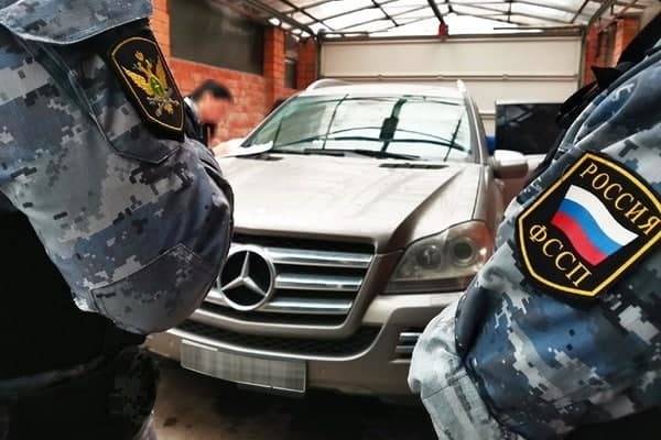 В Екатеринбурге приставы арестовали Mercedes мужчины, устроившего потоп из фекалий