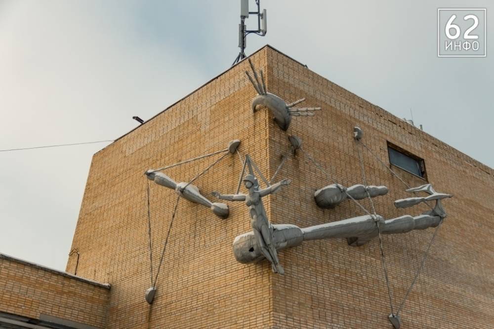 Советскую скульптуру на здании ДК Птицеводов в Рязани уберут
