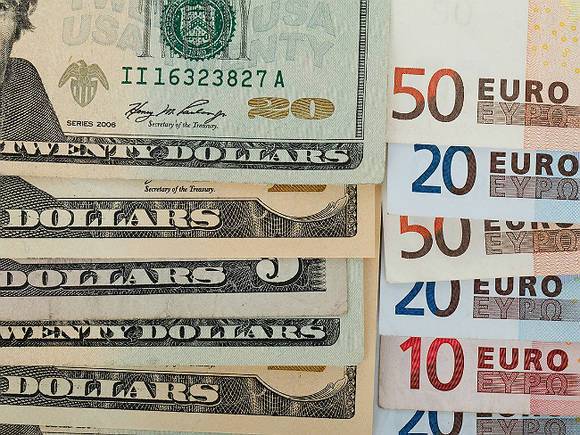 Рубль в ходе торгов теряет к доллару и евро более 13 копеек