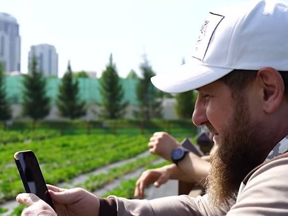 В Чечне объявили конкурс для эмигрантов на лучшее изображение Рамзана Кадырова и его родителей