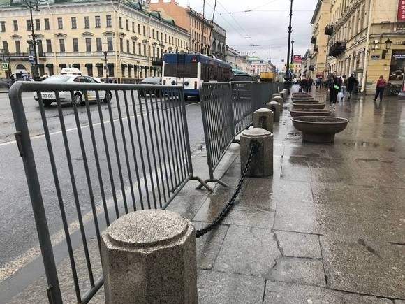 Тротуар на Невском проспекте перекрыли ради чиновников