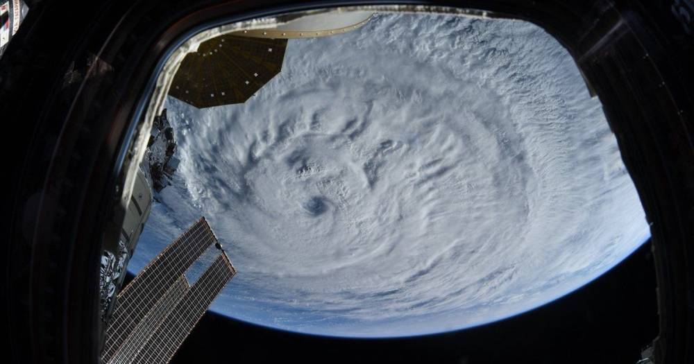 Мощный и свирепый. Астронавты зафиксировали из космоса ураган опасней "Иды" (фото)