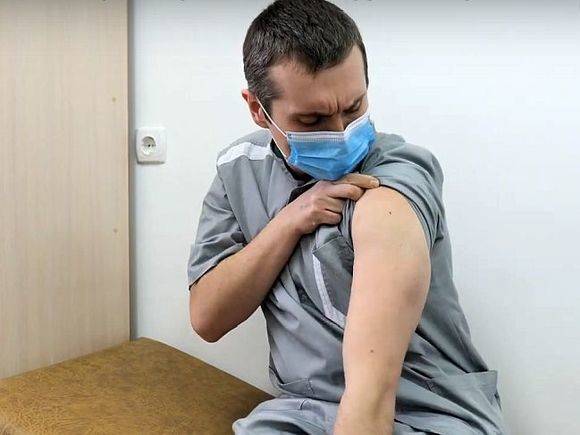 Российским медикам будут платить по 200 рублей за каждого привитого от ковида