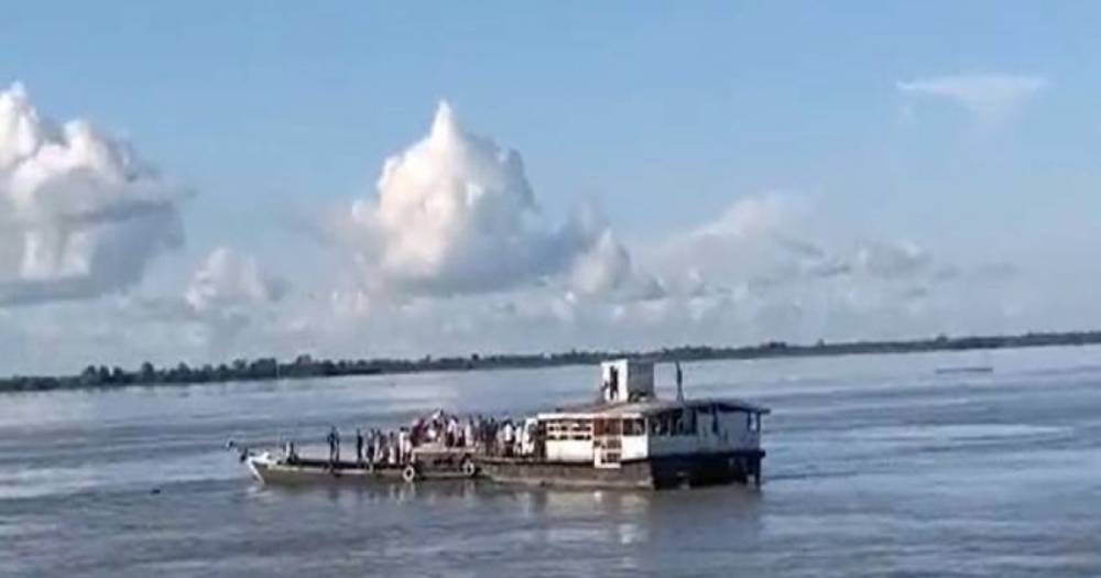 Катастрофа в Индии: на реке столкнулись два судна с 200 пассажирами на борту (видео)