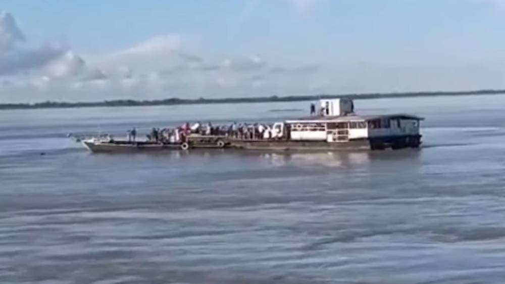 В Индии на реке столкнулись два судна с 200 пассажирами на борту – 30 человек пропали без вести (видео)