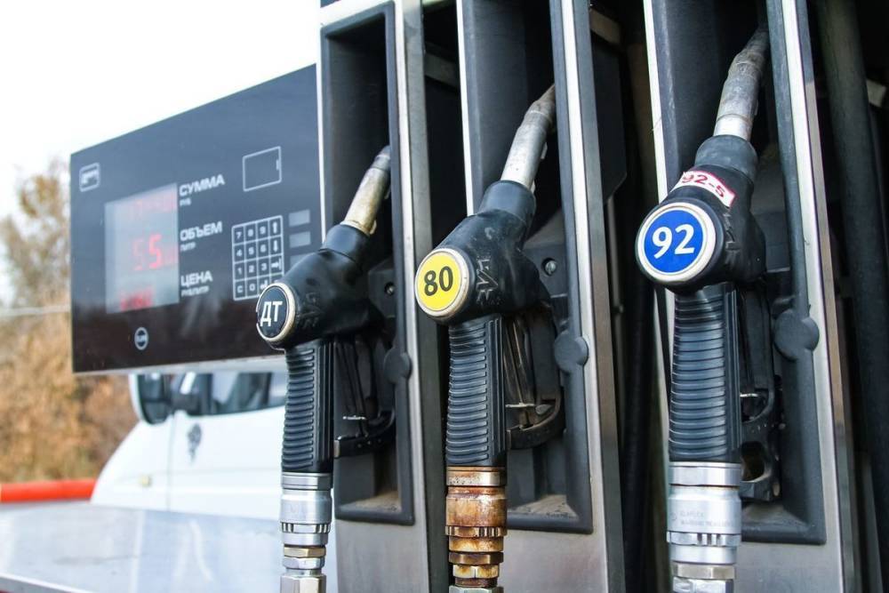 Цены на бензин в регионах РФ упали впервые за год