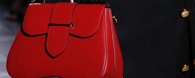 Красная сумка сделает осенние образы особенно привлекательными