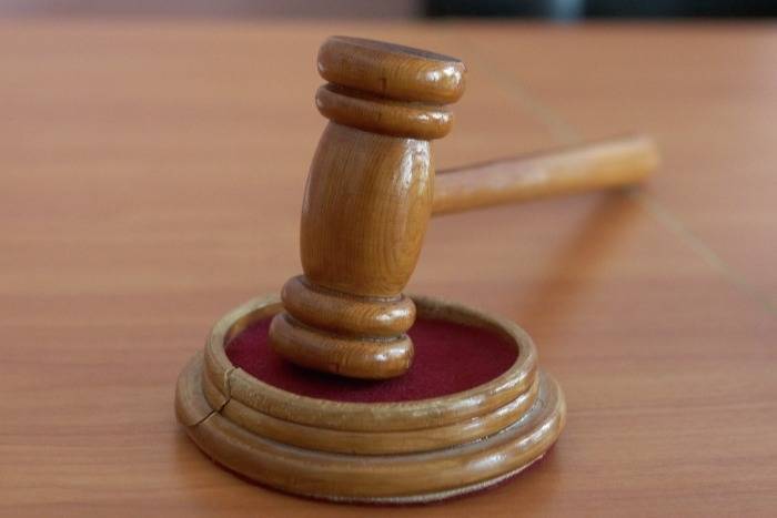 Суд отправил под стражу обвиняемого в убийстве двух школьниц в Кузбассе