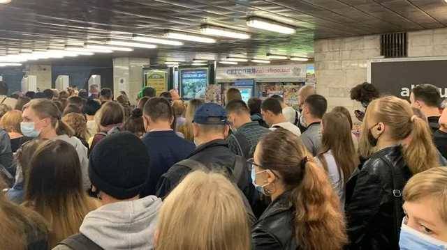 На станции метро "Позняки" в Киеве из-за закрытия одного из входов образовалось столпотворение