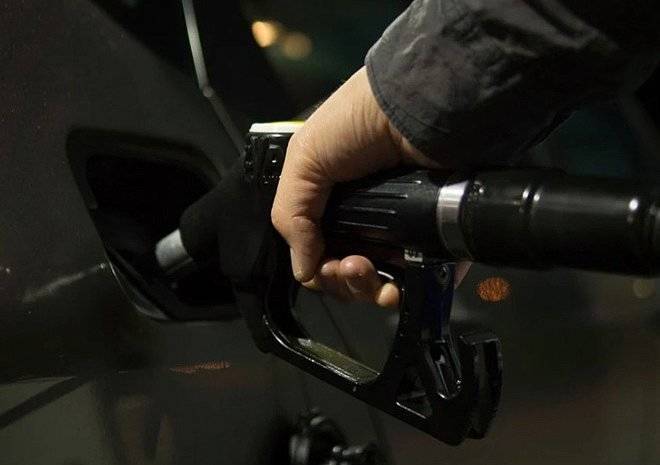 Цены на бензин упали впервые за год