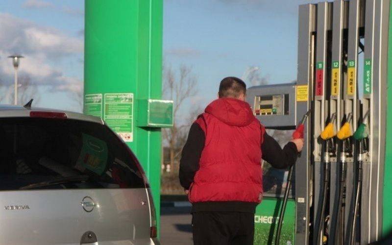 Впервые за год: цены на бензин в России упали