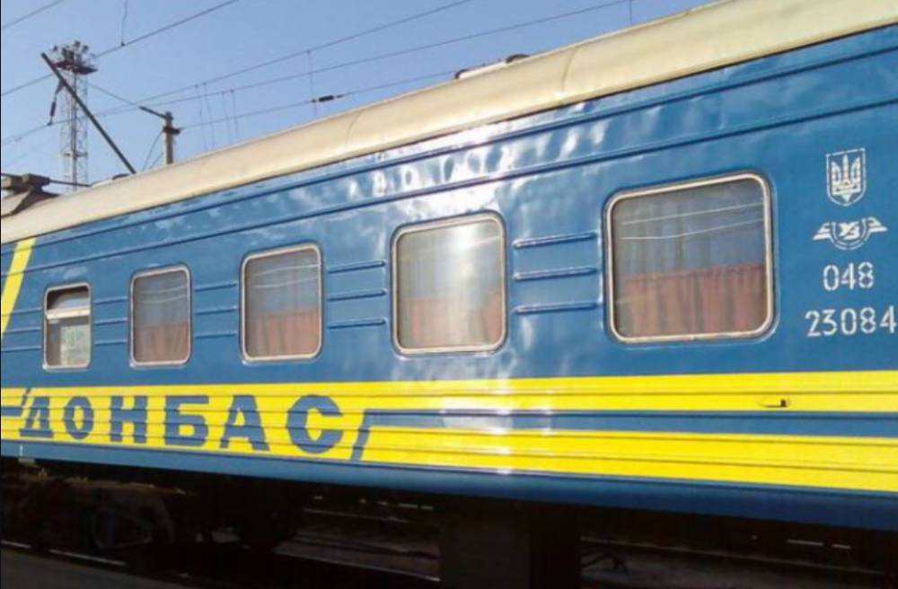 На Донбассе из-за вражеского обстрела ограничили движение поездов