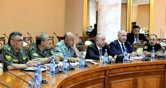 Министр обороны Армении поговорил с родственниками без вести пропавших военных