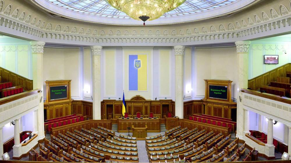 Украинские депутаты Лерос и Тищенко устроили в Раде потасовку из-за Зеленского