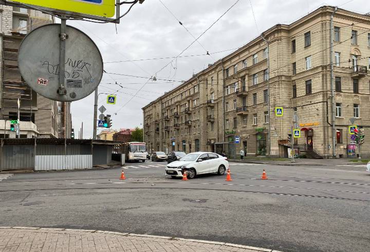 Три автомобиля столкнулись на перекрестке в Выборгском районе Петербурга