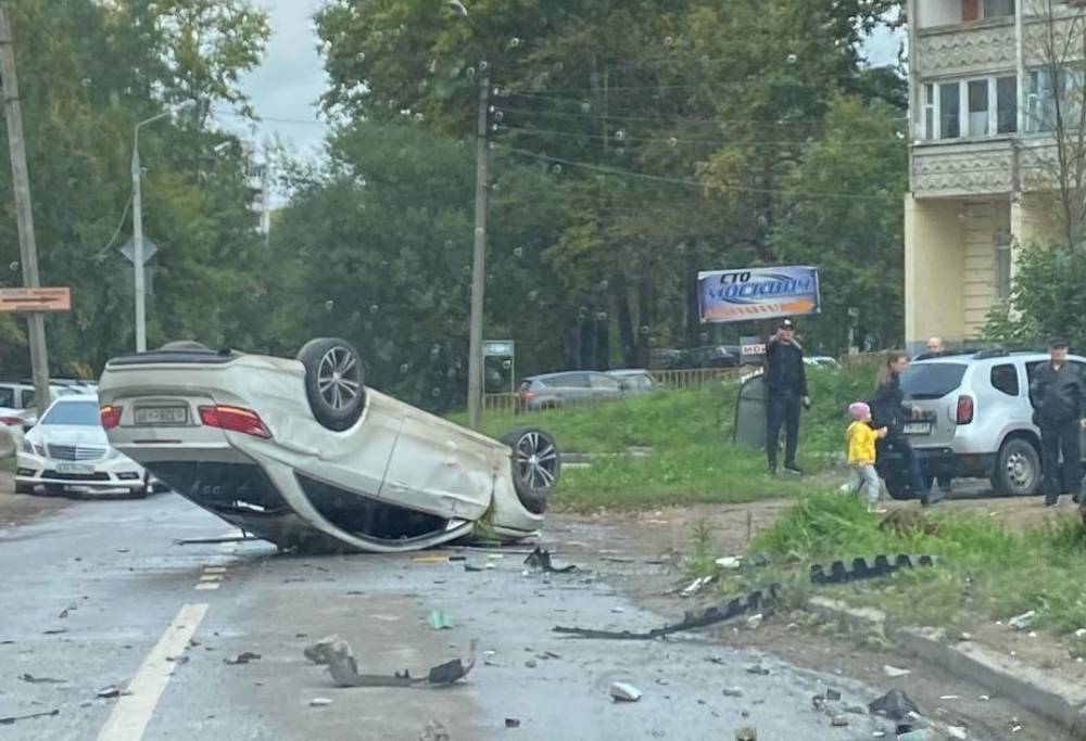 В Твери водитель перевернувшейся легковушки сбежал с места ДТП