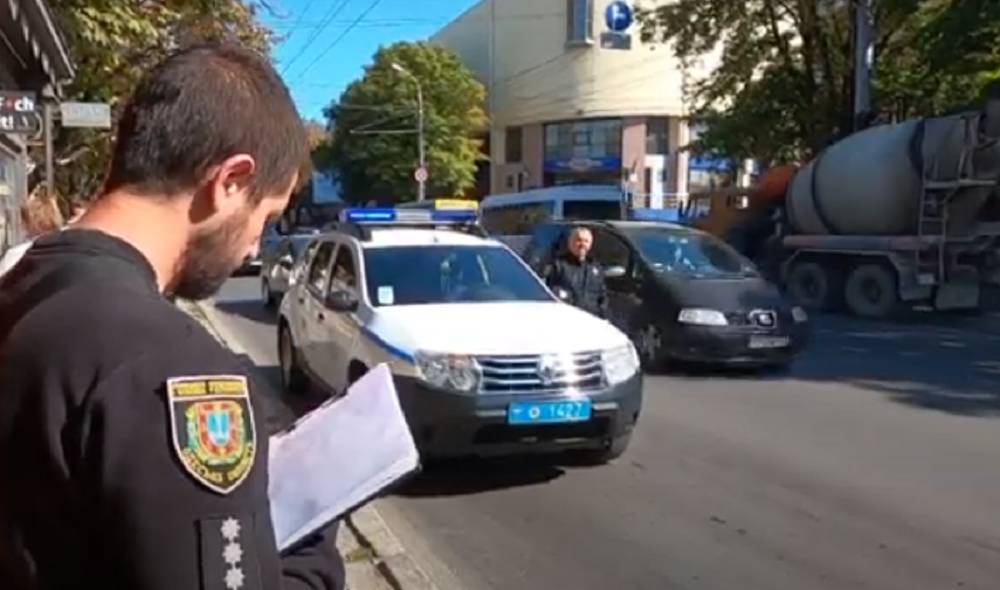 Мужчина с пистолетом атаковал магазин в Одессе: ограбление попало на видео