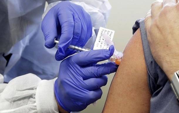 В Британии будут вакцинировать третьей дозой Pfizer и AstraZeneca