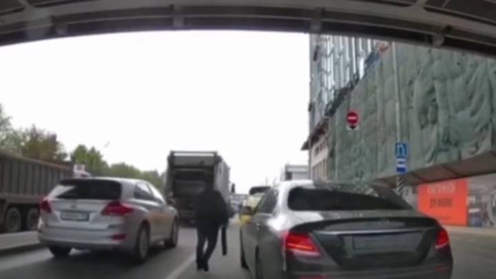 Водитель Mercedes снял номера на дороге во время поездки в Москве