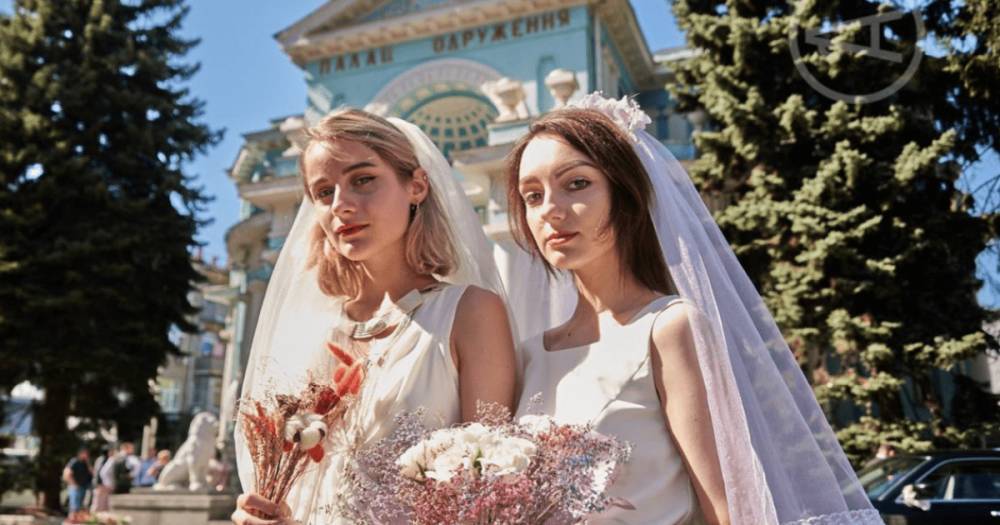 В центре Харькова "поженились" две ЛГБТ-девушки (фото, видео)