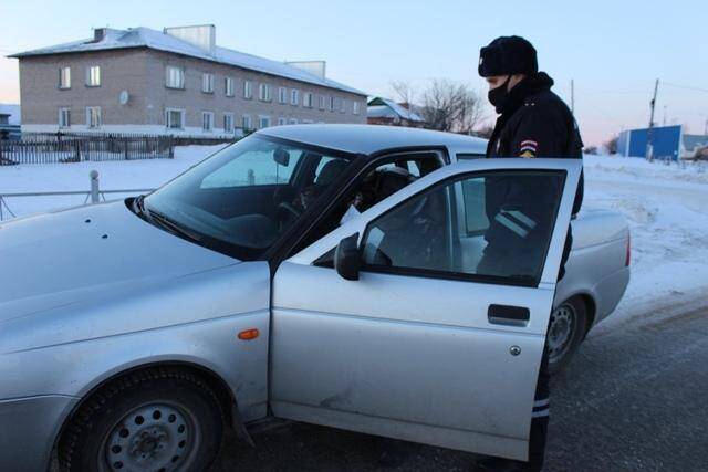 В Новосибирске экипажи ДПС проводят массовые проверки водителей на опьянение