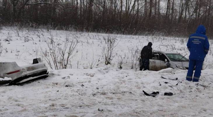 В Аликовском районе водитель иномарки выехал на встречную полосу и столкнулся с другим авто: погиб один человек