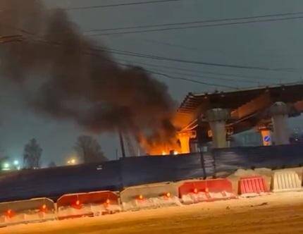 В Новосибирске произошел пожар под строящимся мостом через Обь