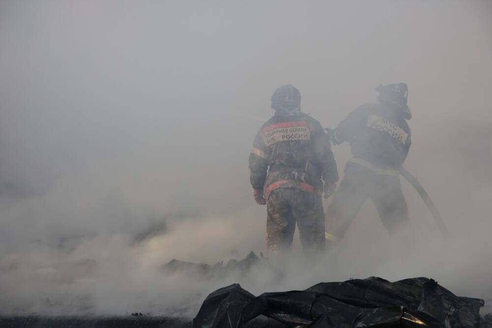 Более 20 пожарных потушили крышу здания на Промышленной в Чите