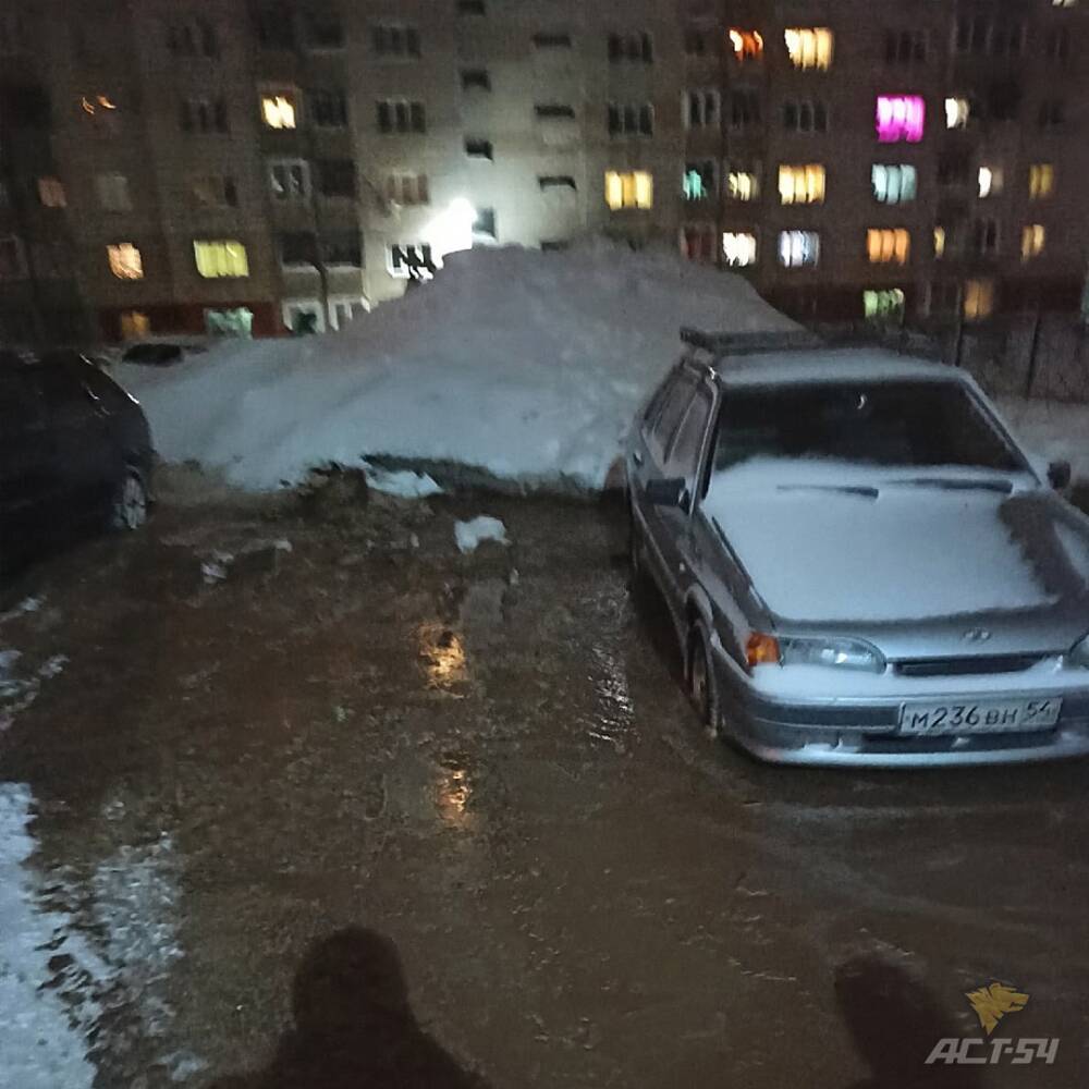 В Новосибирске затопило улицу Выборную после прорыва трубы