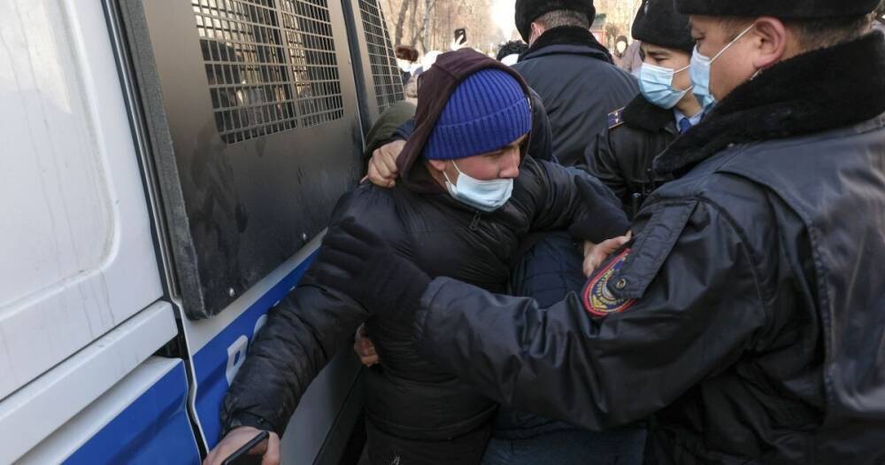 Число задержанных во время протестов в Казахстане достигло почти 8 тысяч