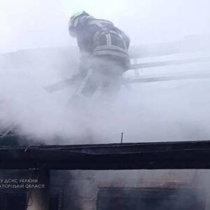 В Токмаке произошел пожар в частном дворе: возгорание ликвидировали больше часа. Фото