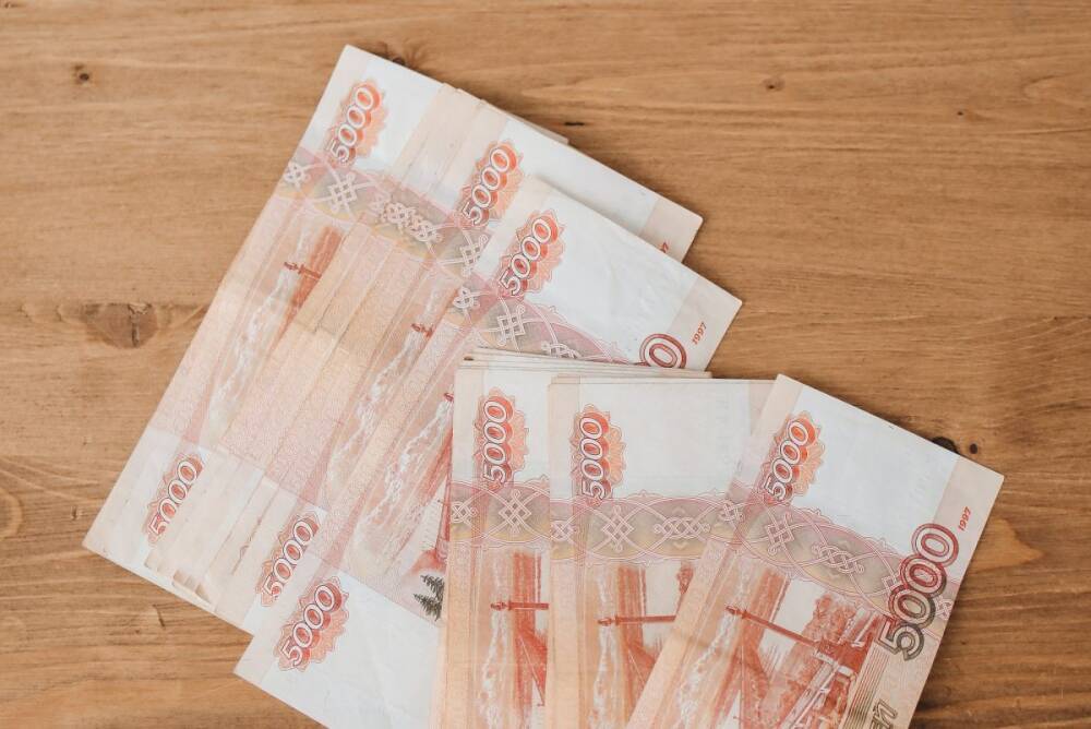 Работающим россиянам повысят зарплаты с 1 февраля 2022 года