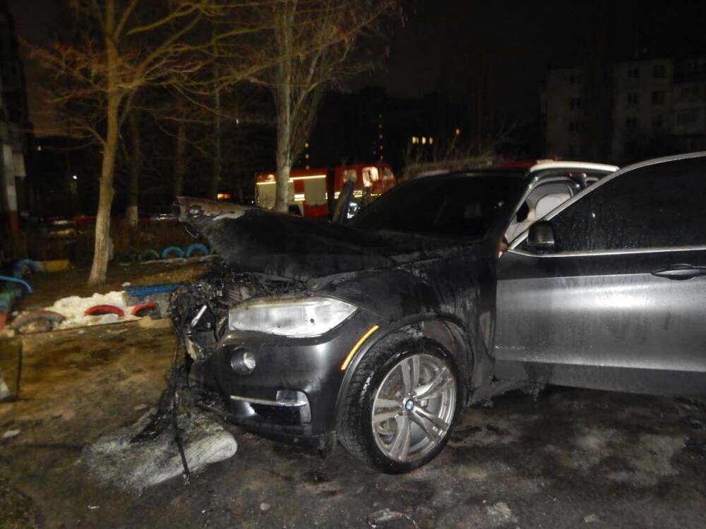 В Северодонецке у подъезда дома сгорел автомобиль BMW: полиция ищет свидетелей