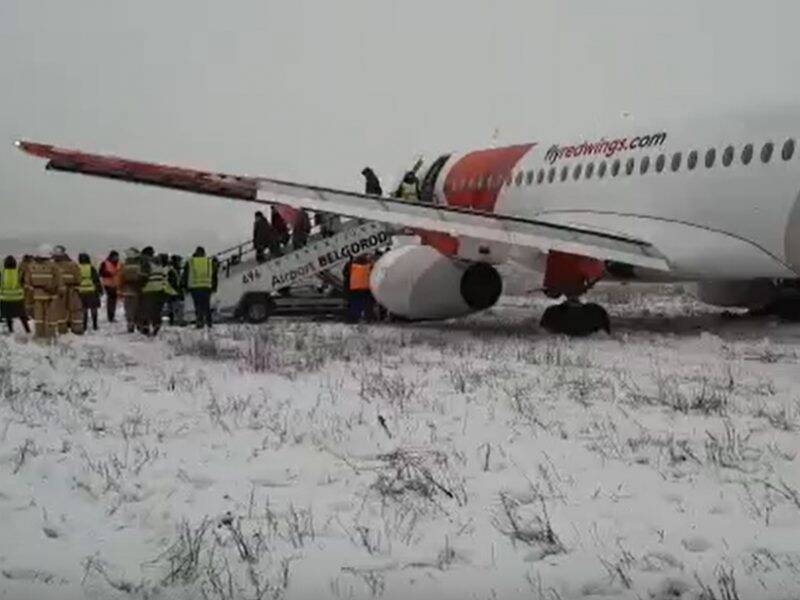 «Конкретно затрясло»: появилось видео жесткой посадки самолета Red Wings в аэропорту Белгорода