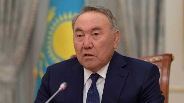 В Казахстане призвали снести памятники Назарбаеву
