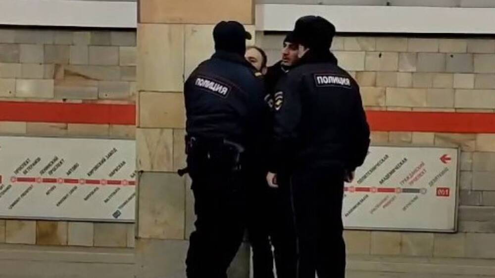 Пьяные петербуржцы устроили погром на станции метро «Гражданский проспект»