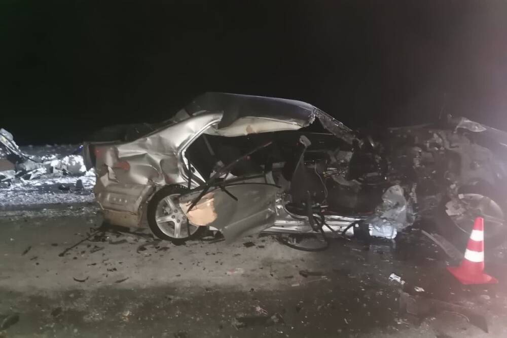 Водитель иномарки получил серьезные травмы в ночной аварии под Новосибирском
